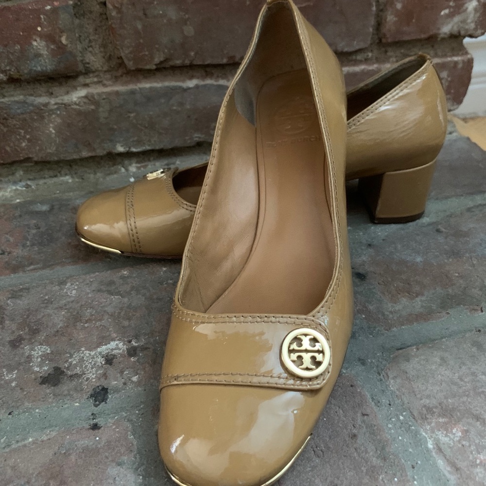 Tory Burch tan heels with gold detalle!